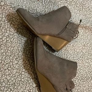 Used - worn a 2-3 times. Good condition